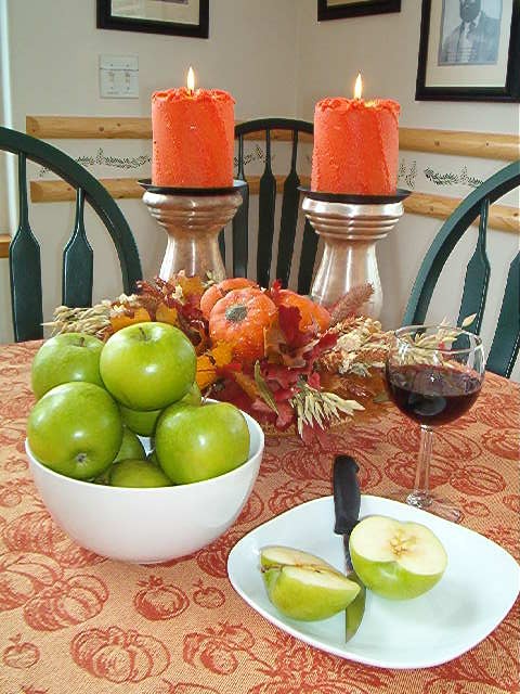 Click here to see more pictures of the dining room.